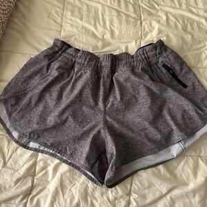 LULULEMON TRACKER SHORT SIZE 20 4 INCH in excellelant condition!